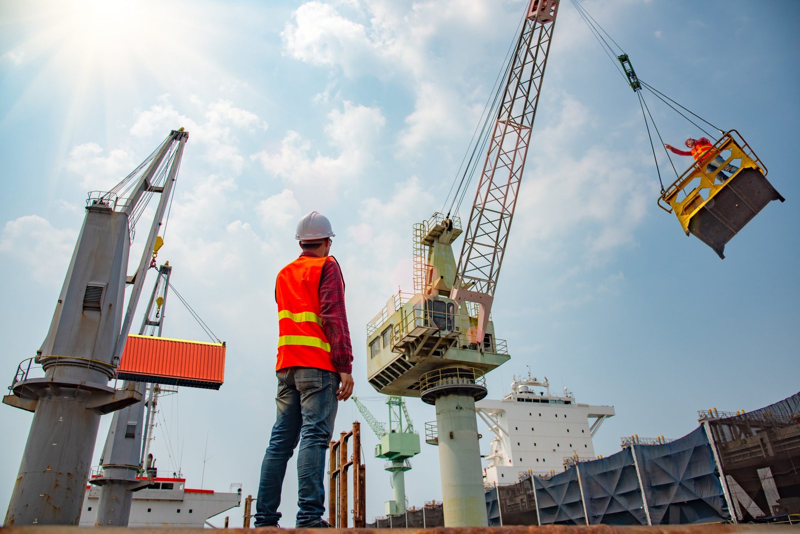 Stevedore,Or,Foreman,,Engineering,,Loading,Master,Talks,To,Crane,Driver